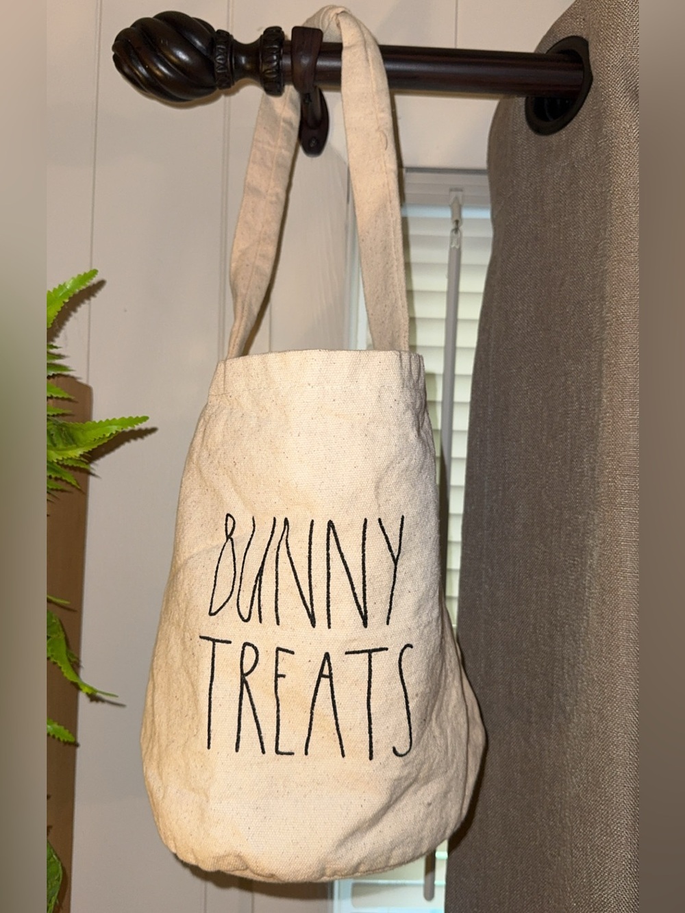 NWOT Rae Dunn white canvas Easter/spring bag tote basket BUNNY TREATS pink inter